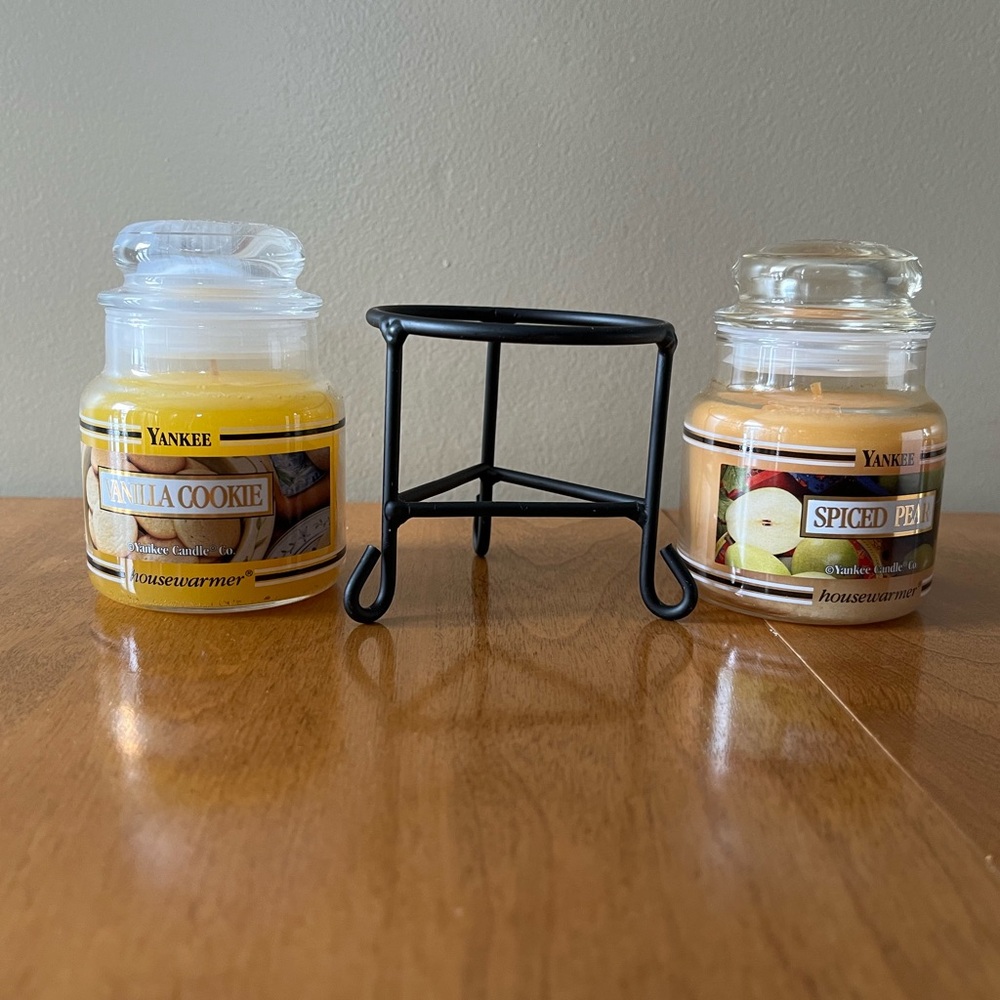 2 Yankee Candle mini jars plus wire holder. Spiced Pear & Vanilla Cookie. NEW